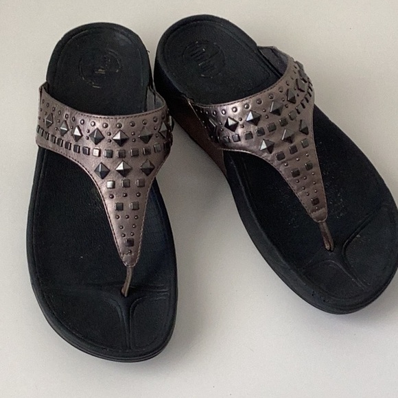 FitFlop Biker Chic Pewter Thong Sandals - Picture 1 of 11